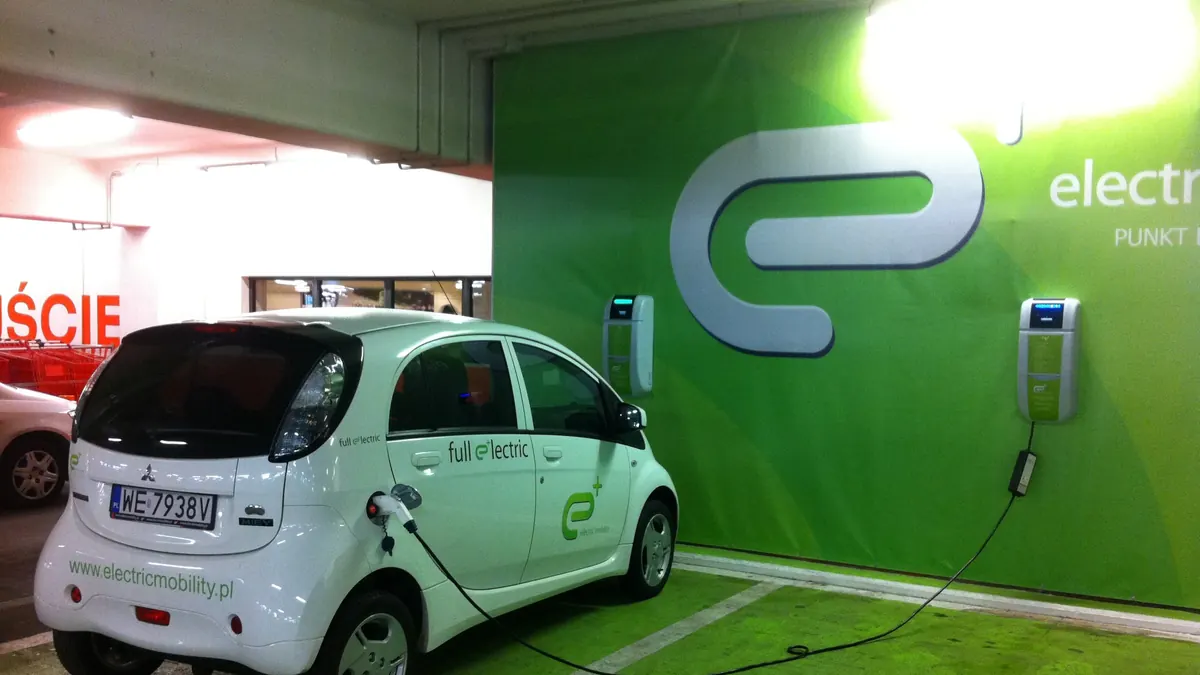 Ładowanie aut elektrycznych w firmie: prąd, wallbox i koszt 100 km