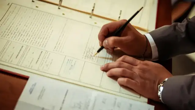 Umowa z wykonawcą PV w firmie: 7 klauzul, które chronią pieniądze